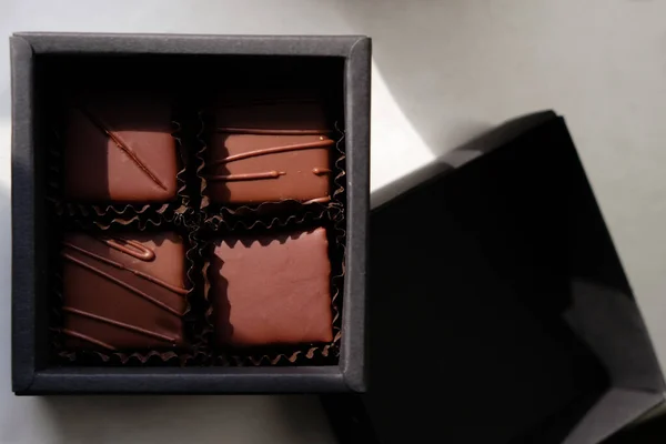 Coffret Cadeau Chocolat Dans Une Boîte Noire Quatre Pralines Dans — Photo