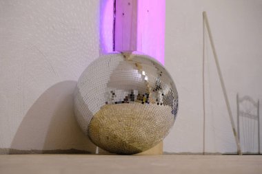 Ayna disko topu kulüpte yerde. Tatil ya da diskoya hazırlanıyor.