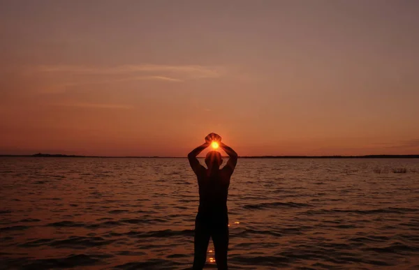 Homem Solitário Feliz Com Braços Erguidos Pôr Sol Espaço Cópia — Fotografia de Stock