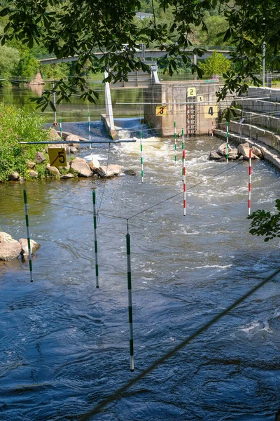 Canoa Kayak Slalom Pendurado Portões Verdes Vermelhos Sobre Fluxo Água — Fotografia de Stock