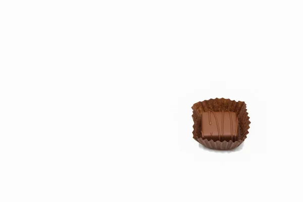 Chocolate Doce Uma Xícara Papel Fundo Branco Espaço Cópia — Fotografia de Stock