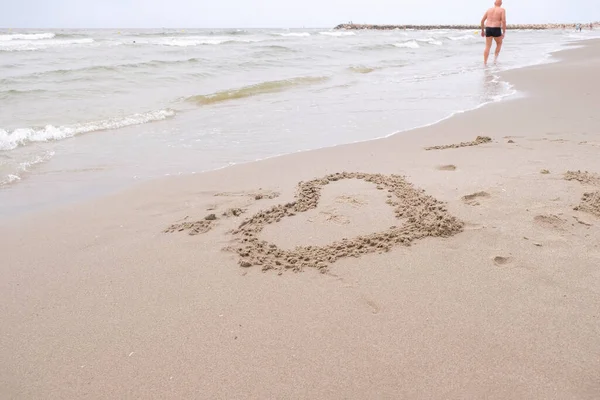 Sea Beach Heart Sand Distance Silhouette Lonely Man Blurred Image — Stock Photo, Image