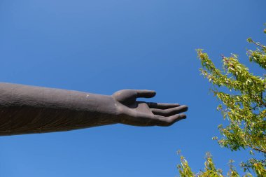 Lacoste, Provence, Fransa. 08 Ağustos 2021. Metal bir el bir badem ağacına uzanır..