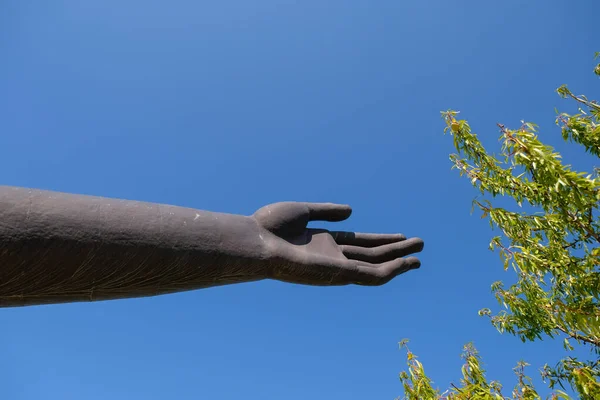 Lacoste, Provence, Fransa. 08 Ağustos 2021. Metal bir el bir badem ağacına uzanır..