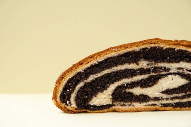 Bej arka planda haşhaş tohumlu turta. Geleneksel Ukrayna haşhaşlı turtası. Boşluğu kopyala.