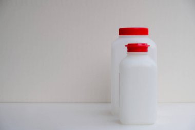 Plastik kavanozlarda parlak kırmızı kapaklar. Provence 'deki içme suyu analizi için özel bir şişe seti. Ekoloji konsepti. Boşluğu kopyala.