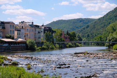 İklim merkezi Bad Kreuznach şehir panoraması. Nahe Nehri, Ren nehrinin sol koludur..