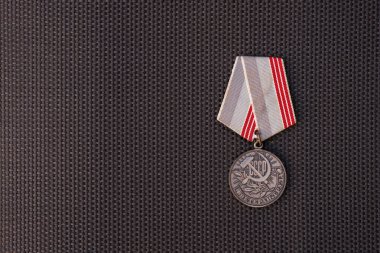 Tecrit edilmiş siyah arka planda çalışan emekli işçiler için Sovyet madalyası. Rusça 