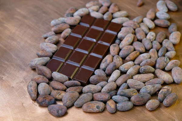 Fèves Cacao Parfumées Barre Chocolat Sur Une Surface Cuivre — Photo