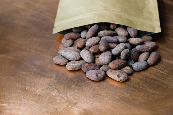 Les Fèves Cacao Séchées Sont Versées Sur Une Surface Cuivre — Photo