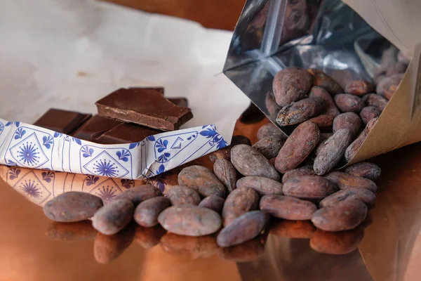 Les Fèves Cacao Parfumées Sèches Sont Versées Sur Une Surface — Photo