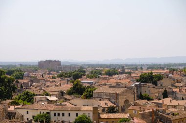 Fransa 'nın Avignon şehrinde sıcak güneşin altında kırmızı kiremitli çatılar. Turist Bölgesi. Boşluğu kopyala.