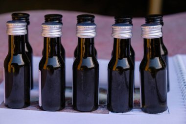 Siyah beyaz mantarlı tatma seti. Kırmızı ve beyaz şarap. Mesafe şarap garsonu eğitimi.