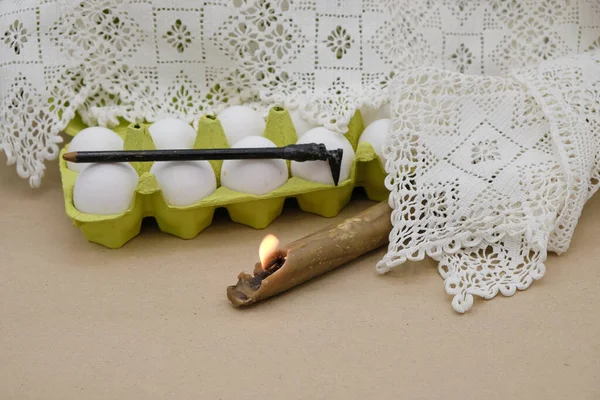 彩绘复活节彩蛋的工具 一支蜡蜡烛在燃烧 金属手工笔及融化的蜂蜡 — 图库照片