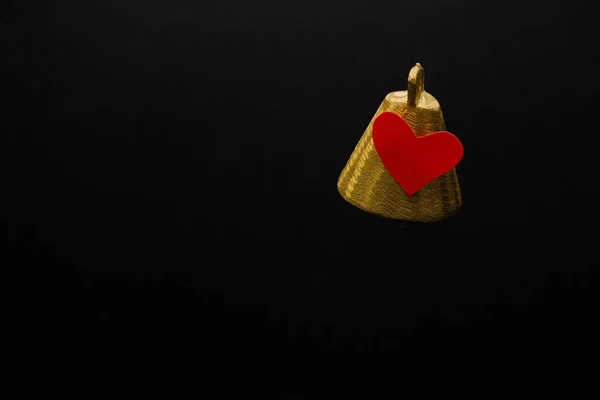 Goldene Glocke Mit Herz Beziehungskonzept Schwarzer Hintergrund Kopierraum — Stockfoto