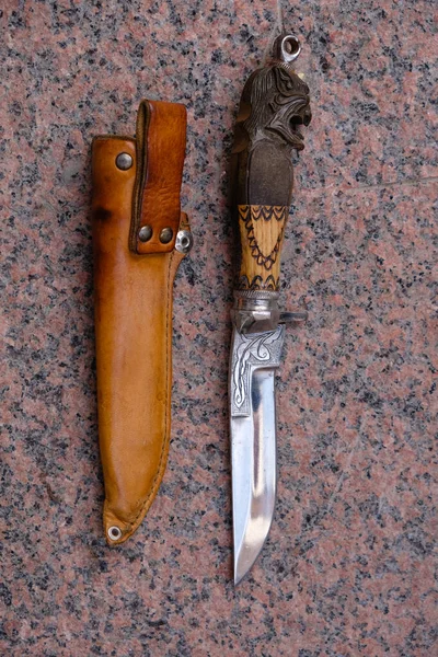 Coltello Caccia Con Manico Decorativo Legno Forma Diavolo Fodero Pelle — Foto Stock