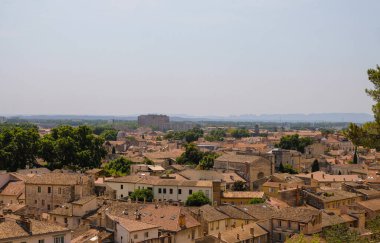 Eski kasabanın kiremitli çatıları. Avignon, Fransa. Yaz günü. Boşluğu kopyala.