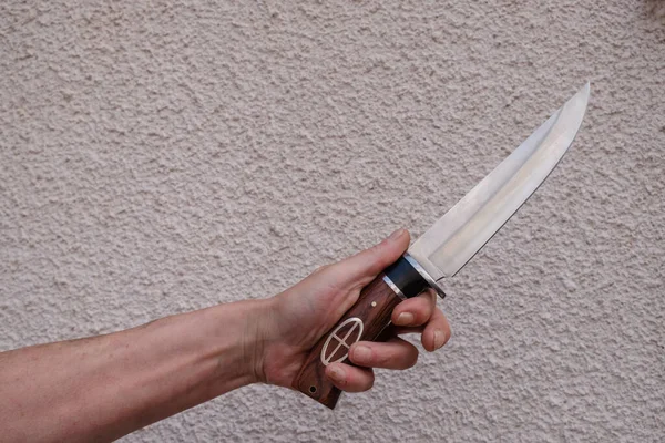 Mano Masculina Con Una Daga Gestos Amenazantes Cuchillo — Foto de Stock