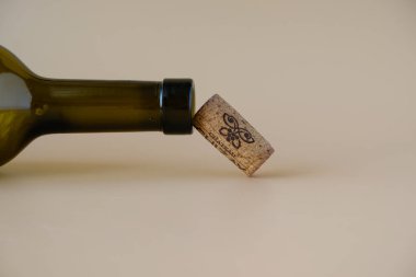 Lutsk, Volyn Bölgesi, Ukrayna. 9 Şubat 2022. Şarap mantarı ve bej arka planda boş bir şişenin boynu. Chizay, Transcarpathian şarap markası. Boşluğu kopyala.