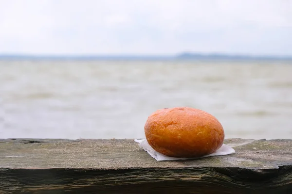 Donut Tradicional Ponchik Banco Madeira Fundo Lago Lake Svityaz Região — Fotografia de Stock