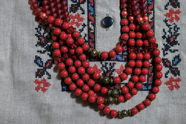 셔츠의 목걸이 두려움을 모르는 우크라이나 여성의 — 스톡 사진