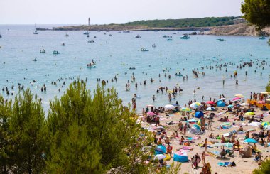 Sainte-Croix plajı, Provence, Fransa. 14 Ağustos 2021. İnsanlar sahilde koronavirüs sırasında dinlenirler..