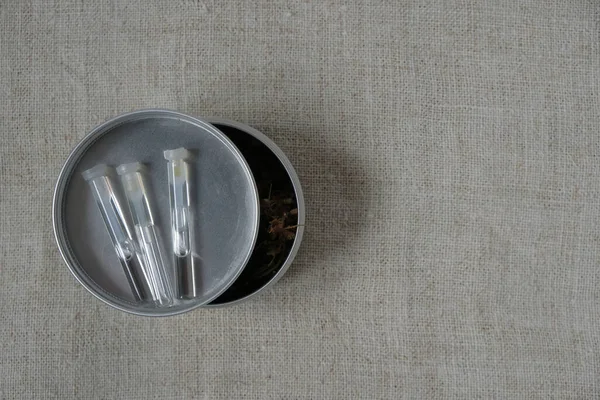 Стеклянные Бутылки Эфирным Маслом Металлическая Коробка Сушеным Растением Ткани Конопли — стоковое фото