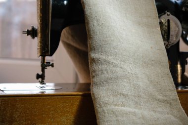 Kenevir kumaşı ve el yapımı dikiş makinesi. Akşam Altın Saati.