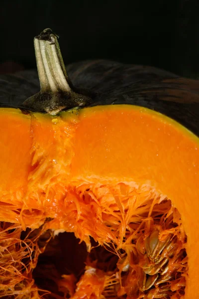 Pompoen Snijden Vlees Zaden Donkere Foto Verticaal Beeld — Stockfoto