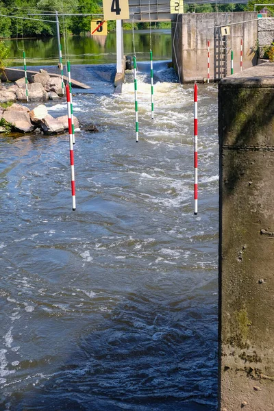 Portas Vermelhas Verdes Rio Fluxo Rápido Com Portões Slalom Bad — Fotografia de Stock