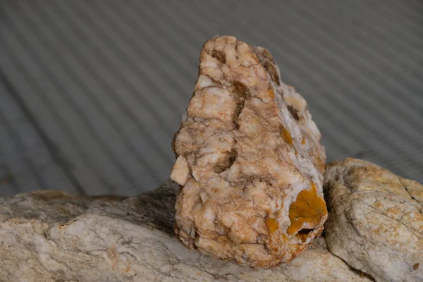 Demir Izleri Olan Mermer Bir Taş Peyzaj Taşları Boşluğu Kopyala — Stok fotoğraf
