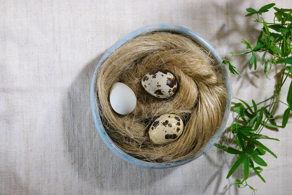 Paaseieren Vezels Van Natuurlijk Ongekleurd Vlas Hennep Passiebloembladeren Bovenaanzicht Kopieerruimte — Stockfoto