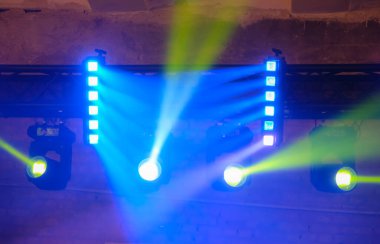 Bulanık soyut çok renkli ışık arkaplanı. Disko partisi. Ampuller. Müzik sahnesi.