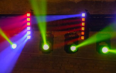 Bulanık soyut çok renkli ışık. Disko partisi. Ampuller. Tuğla duvar.