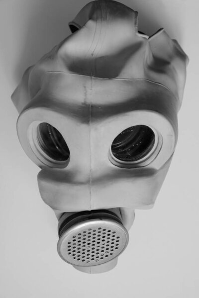 Старая противогаз. Черное и белое. Вертикальное изображение.
