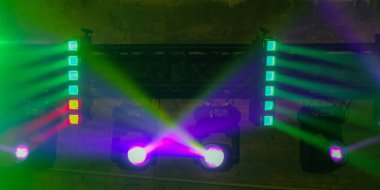 Disko partisi. Ampuller. Müzik sahnesi. Bulanık soyut çok renkli ışık arkaplanı. Boşluğu kopyala.