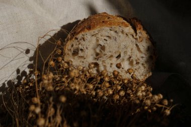 Ketenli ekmek ve kenevir kumaşında ayçekirdeği. Kabuk. Toptan un..