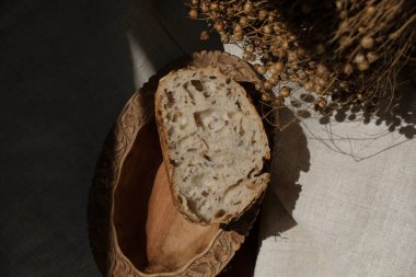 Ketenli ekmek ve kenevir kumaşında ayçekirdeği. Güneş ışığı. Keskin gölgeler. Siyah fotoğraf.