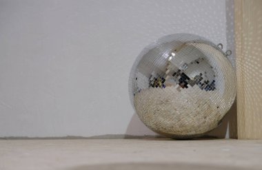 Disko topu kurulum için hazır. Diskoda yerde ayna disko topu. Boşluğu kopyala.