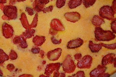 Taze çilek ve sünger hamurlu turta. Ev yapımı yemek tarifi. Üst görünüm.