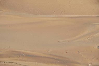 Toprak erozyonu. Yağmur toprağı süpürüyor..