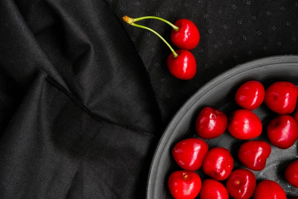 Cerises Juteuses Fraîches Sur Fond Noir Assiette Céramique Noire Nappe — Photo