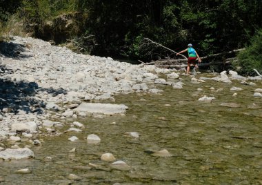 Toulourenc nehri Provence 'deki Mont Ventoux' un yayan geçidi. Uzakta bir turist var. Suyun üzerinde yürüyüş..
