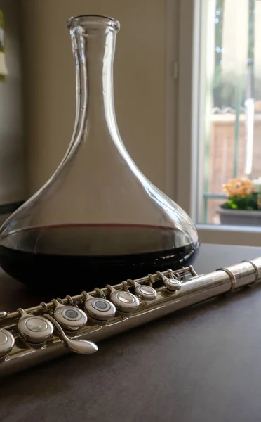 Kırmızı Şarap Sürahisinin Arka Planında Flüt Hayatı — Stok fotoğraf