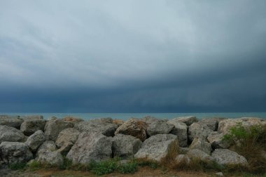 Gök gürültülü bir fırtınanın başlangıcı. Akdeniz 'de. Saintes-Maries-de-la-Mer, Camargue, Fransa.