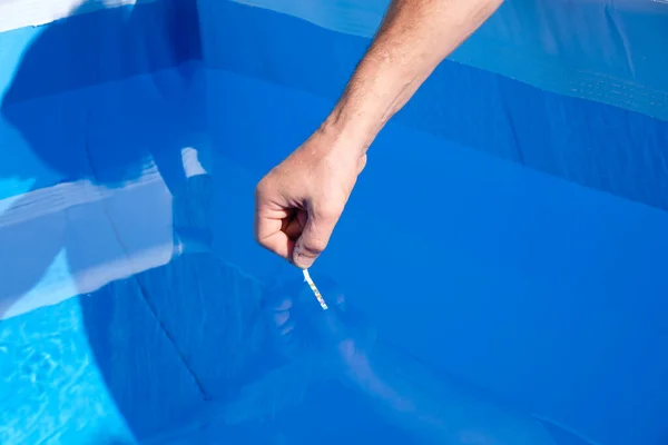 Pool Teststreifen Der Hand Des Mannes Blauer Pool Hintergrund Wasserhaushalt — Stockfoto