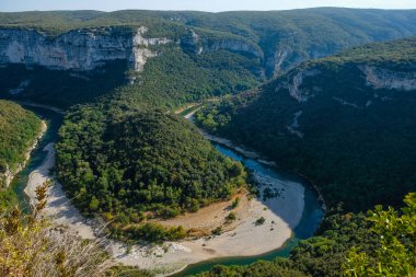 Güney Fransa 'da ünlü bir turizm merkezi. Ardeche Boğazı ve Nehir, Aziz Remeze. Gözlem güvertesinden görüntüle.