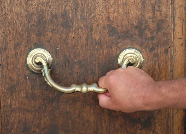 Ręka Mężczyzny Metalowej Rączce Zamkniętych Drewnianych Drzwi Avignon Francja — Zdjęcie stockowe