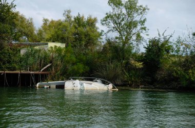 Rhone Nehri Deltası 'nın sularında terk edilmiş bir yat ya da tekne, Camargue, Fransa.