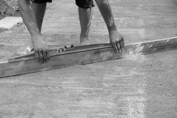 Spirit Level Man Hands Barefoot Man Levels Sandy Platform Aluminum — Stock Photo, Image